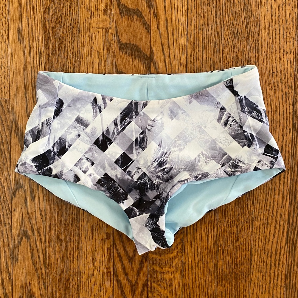 Ivivva Girl Reversible Swiwear Bottom Short Size: 6